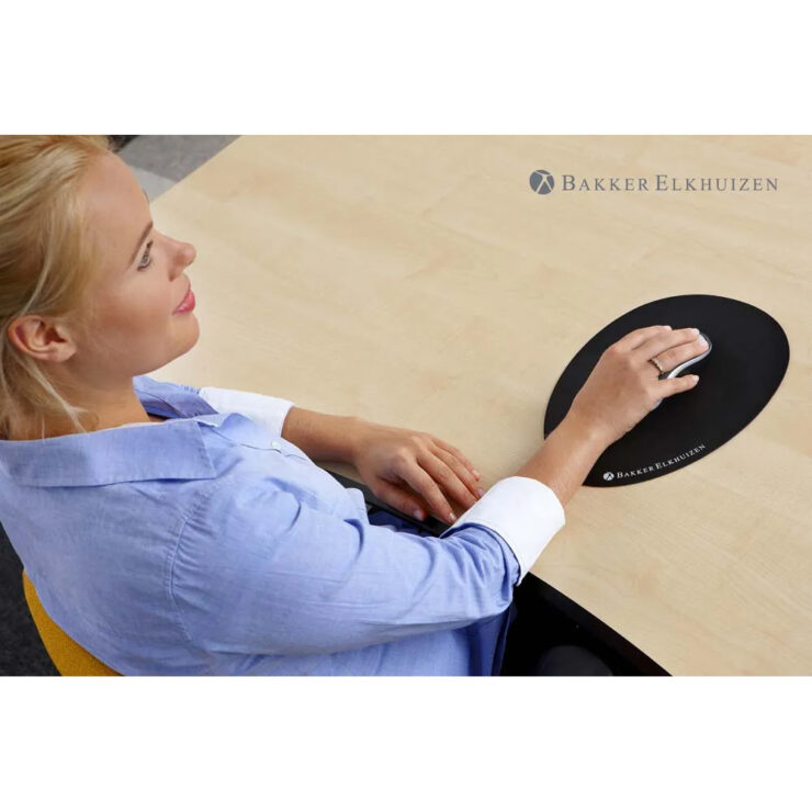 Ergonomic Accessory - Women using the egg ergo mouse pad with her right hand at a office desk.