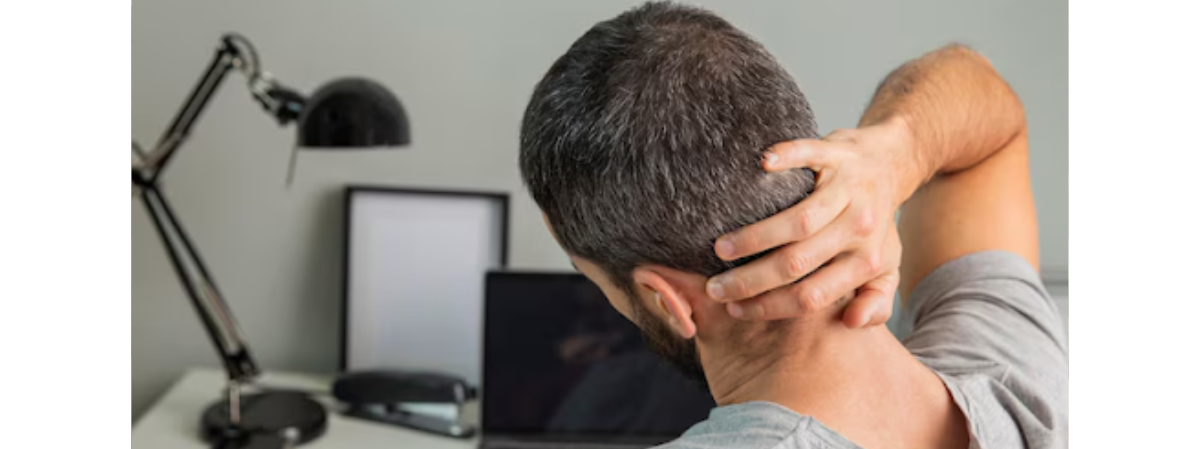 man experiencing neck pain in the workplace